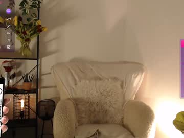 girl
        lucylia_ cam image #6052243