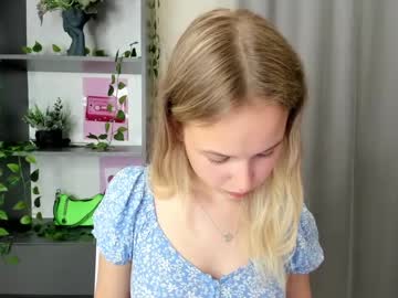 girl
        tenderness_18 cam image #6783145