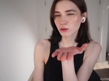 girl
        luna_ai cam image #6080693