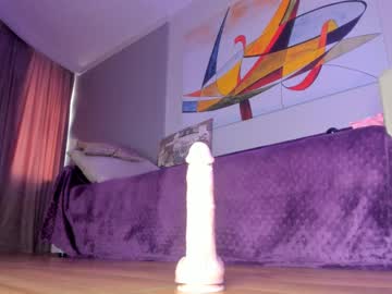 girl
        lean_lie cam image #1316032