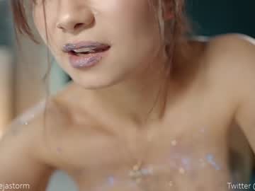 girl
        alejastorm cam image #2527542