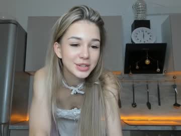girl
        holly____ cam image #584479