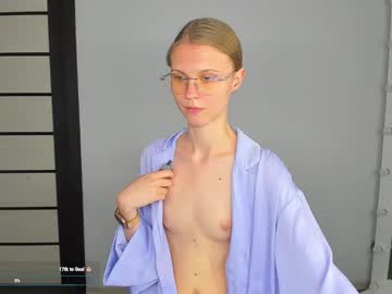girl
        phoebepaw cam image #6934031