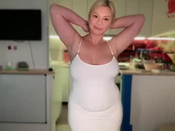 girl
        kiradivine cam image #2810079