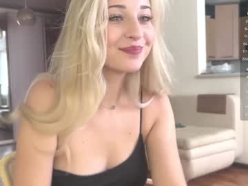 girl
        zoe__0 cam image #4641476