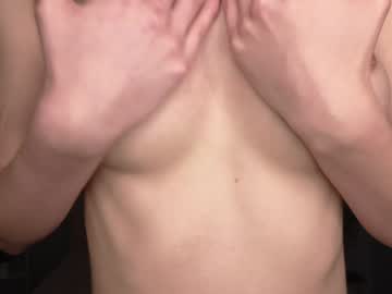 girl
        lauratanguy cam image #5363420