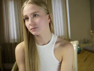 girl
        merylharvison cam image #5596392