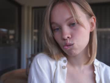 girl
        bibi_it_is cam image #611662
