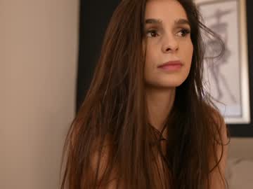 girl
        dovia cam image #5949487