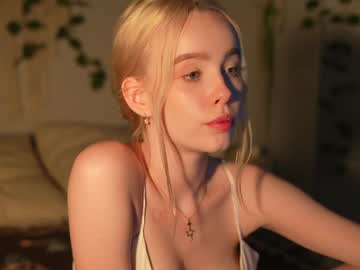girl
        mother__of__dragons cam image #2812355