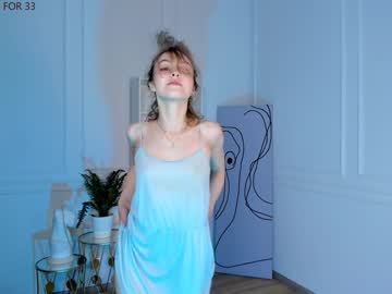 girl
        alice_tucci cam image #2174756