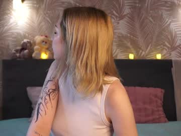 girl
        meow_meow_mia cam image #5718507