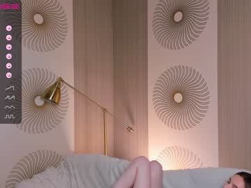 girl
        happiness_call cam image #1826502