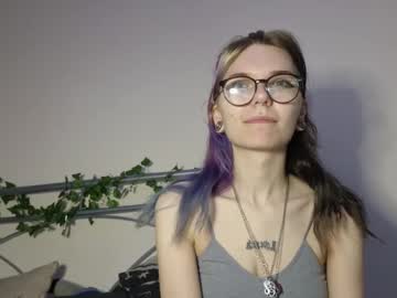 girl
        lizzyylovesick cam image #4499718