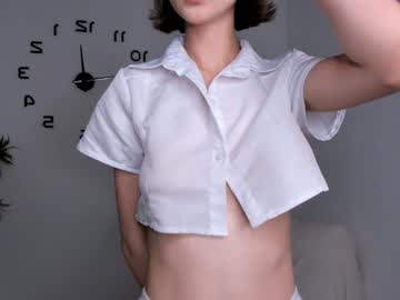 girl
        lauratanguy cam image #5355127
