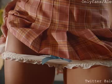 girl
        alejastorm cam image #6578845
