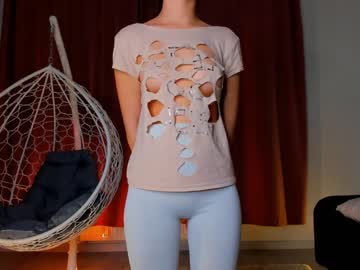 girl
        emilybatee cam image #1145046