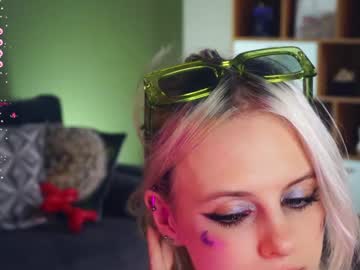 girl
        audreycarvin cam image #4968377