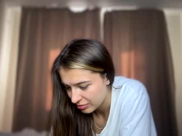 girl
        elisa_moon cam image #4419037