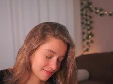 girl
        little_poetry cam image #6819824