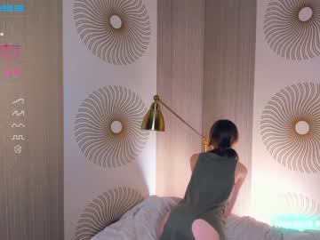 girl
        happiness_call cam image #1569324