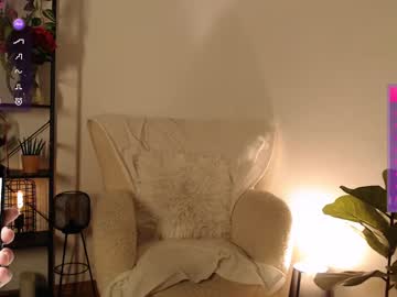 girl
        lucylia_ cam image #6108731
