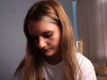 girl
        aliviadarby cam image #4656351