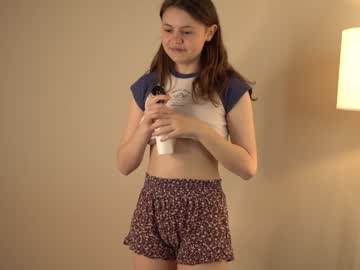 girl
        winniewest_ cam image #1415842