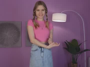 girl
        alisia_spinnet cam image #2952135