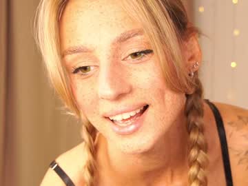 girl
        artease cam image #5388046