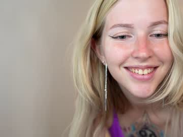 girl
        my_stella cam image #2071703