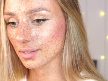 girl
        artease cam image #2681464