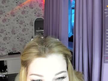 girl
        zoe__0 cam image #3895007