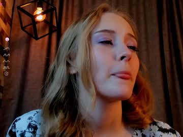 girl
        lolliis cam image #2663077