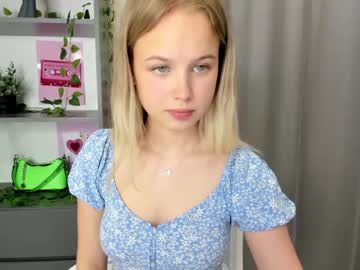 girl
        tenderness_18 cam image #6782569
