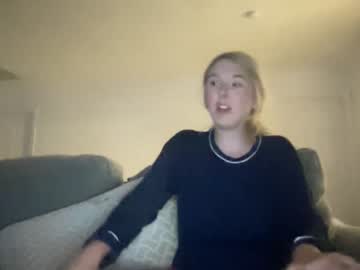 girl
        tpink95 cam image #1872959