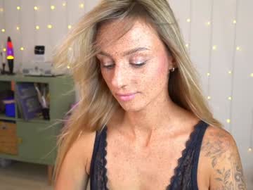girl
        artease cam image #4331697