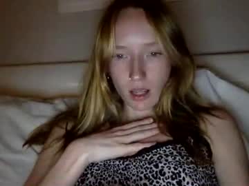 girl
        littlee_redd cam image #4517904