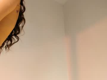 girl
        emilybatee cam image #1304338