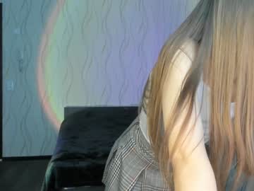 girl
        kylie_mine cam image #62147