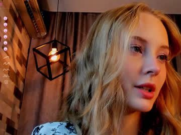 girl
        lolliis cam image #2663388