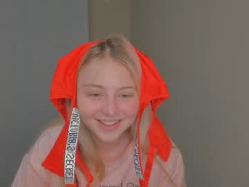 girl
        shy_blondiee cam image #823127