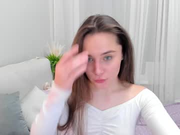 girl
        lucky_peach cam image #5743545