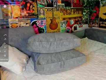 girl
        meow_meow_mia cam image #6101301