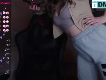 girl
        minnie_olson_ cam image #769970