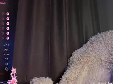 girl
        leenylipss cam image #6787383