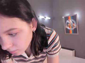 girl
        elwinebrayton cam image #3340156