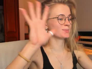 girl
        linellali cam image #198402
