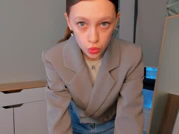 girl
        cwenhardey cam image #5766564