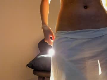 girl
        emilybatee cam image #1289138